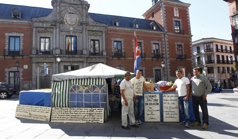 Cubanos frente al Minsterio de Exteriores.