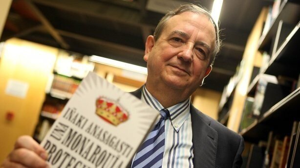 I&ntilde;aki Anasagasti con su libro 'Una monarqu&iacute;a protegida por la censura'.