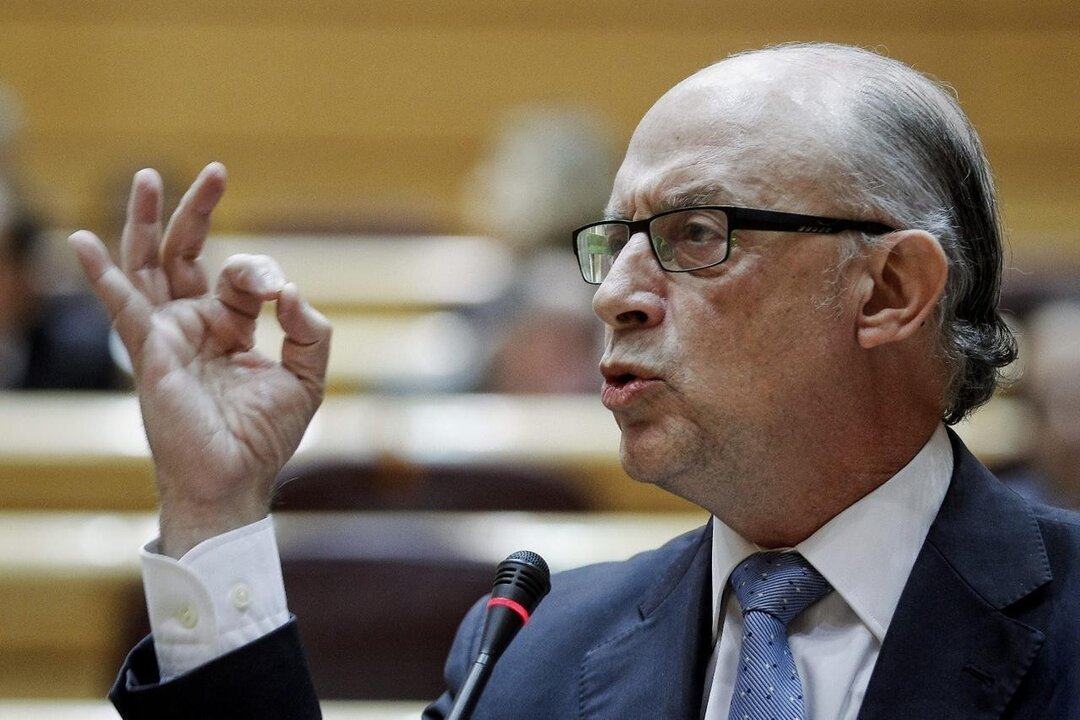 El ministro Crist&oacute;bal Montoro durante un pleno en el Senado.