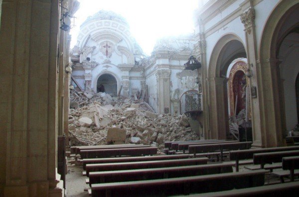 Iglesia de Santiago, en Lorca, tras el derrumbe posterior al terremoto de 2011.
