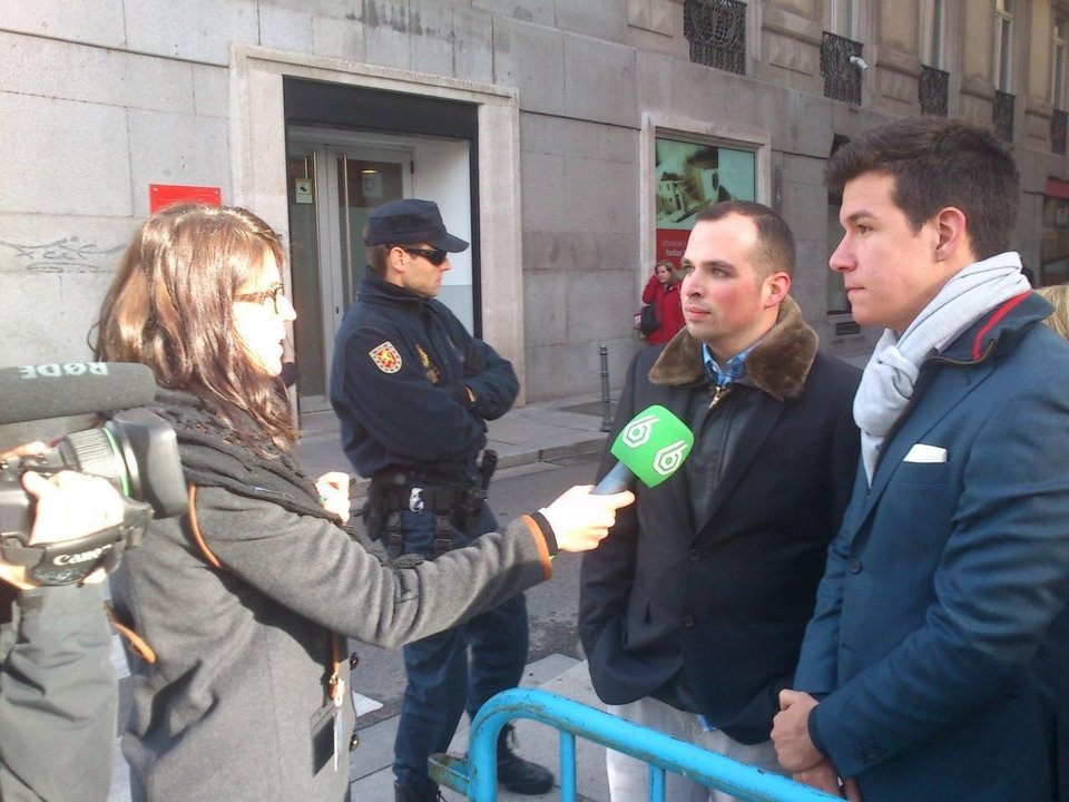 Adrián Boullosa y Nacho González, mientras eran entrevistados por laSexta en la cola del Congreso.