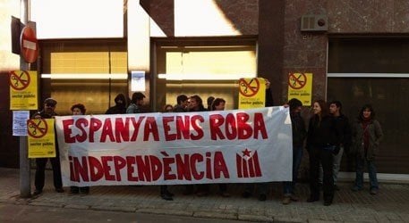 Independentistas catalanes con el mensaje de "Espanya ens roba".