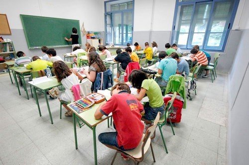 Niños durante una clase en un colegio de España.