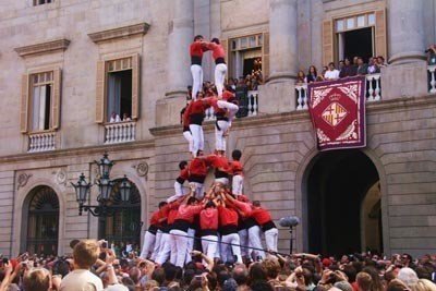 Castellers en la plaza de Sant Jaume de Barcelona.
