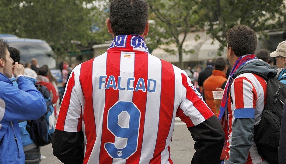 Aficionados del Atlético de Madrid con la camiseta del equipo rojiblanco.