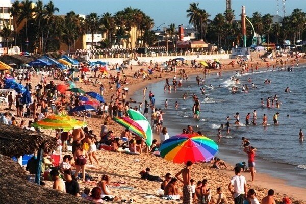Aspecto de una playa espa&ntilde;ola la pasada Semana Santa.