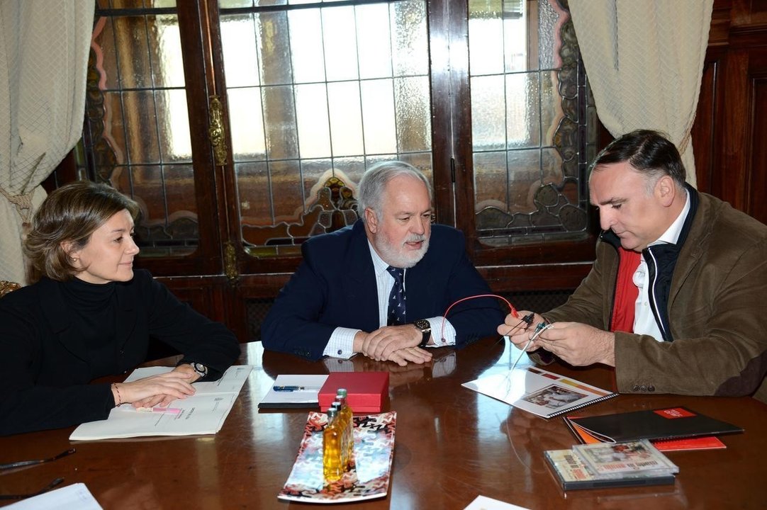 Isabel García Tejerina, con Miguel Arias Cañete en una reunión en el Ministerio de Agricultura.