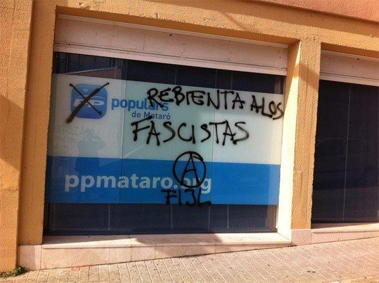 Pintada a una sede del PP en Mataró.