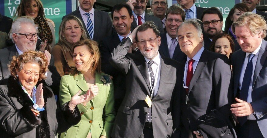 Cospedal, Rajoy, y Gonz&aacute;lez Pons en un acto de partido en Valencia.