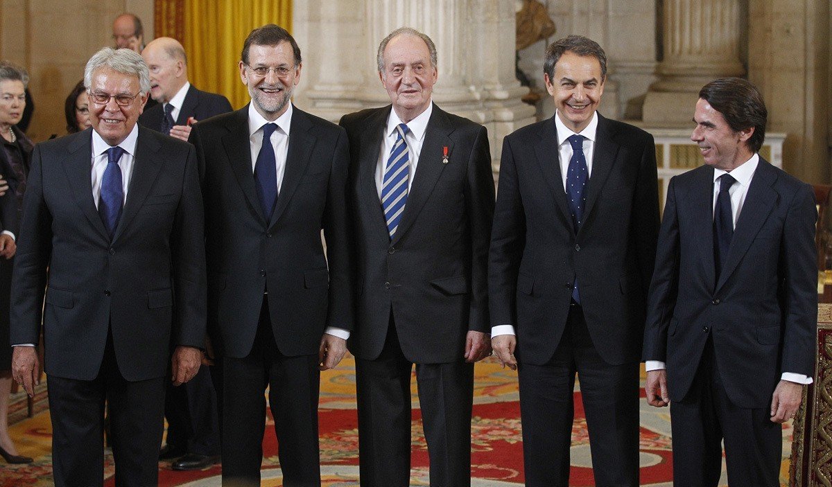 Felipe González y Mariano Rajoy con el rey.