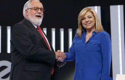 Miguel Arias Cañete y Elena Valenciano antes de comenzar el debate.