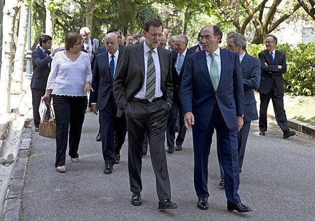 Mariano Rajoy pasea por Moncloa con los grandes empresarios.