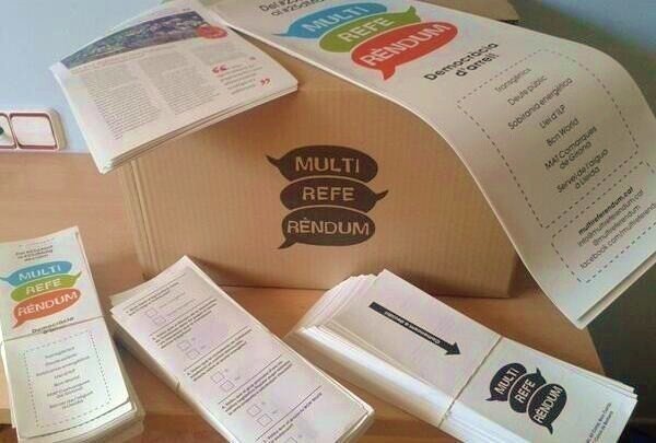 Urnas y papeletas para el Multirreferéndum que se celebrará en varias localidad catalanas.
