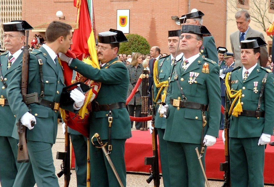 Un alumno jura bandera en la Academia de Guardias y Suboficiales de la Guardia Civil de Baeza (Jaén).