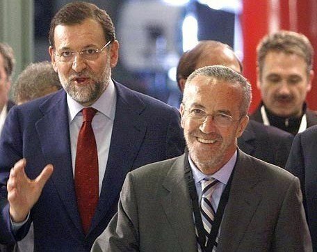 Mariano Rajoy y Pedro Arriola, en el debate electoral de las generales de 2008.