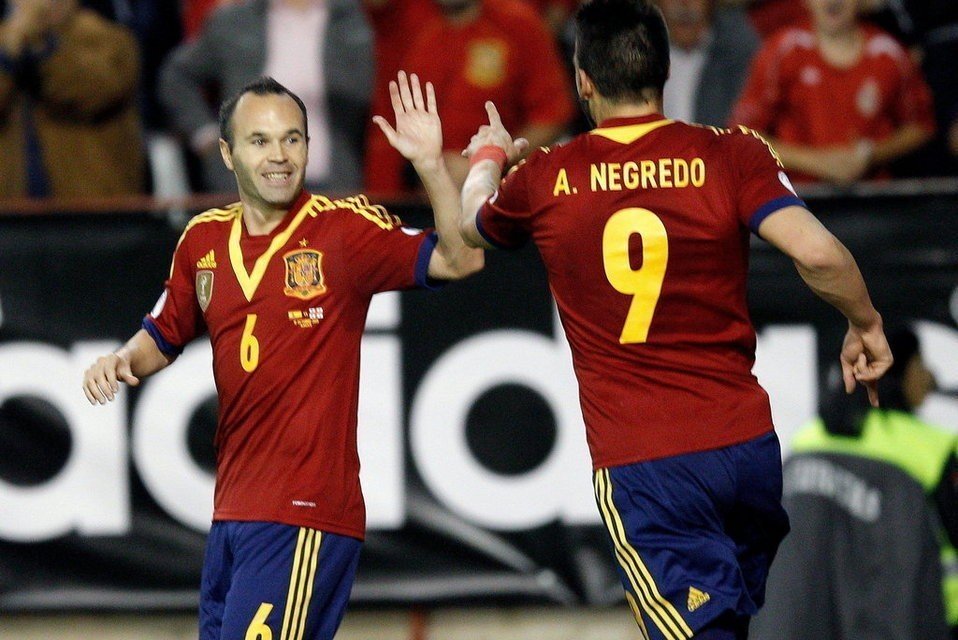 Iniesta y Negredo celebran un gol de España.