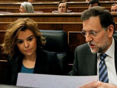 S&aacute;enz de Santamar&iacute;a y Rajoy revisan unos papeles.