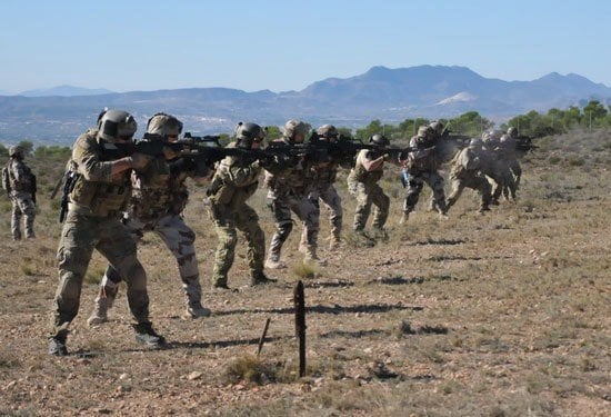 Militares españoles realizando prácticas de tiro.