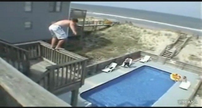 Fotograma de uno de los vídeos subidos a internet por jóvenes que practican el 'balconing'.