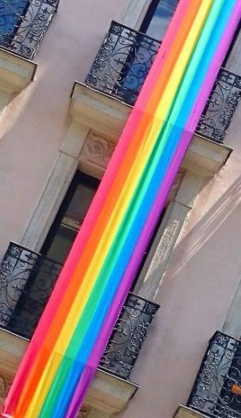 Bandera arcoiris colgada en la fachada de la sede del PSOE en la calle Ferraz de Madrid.