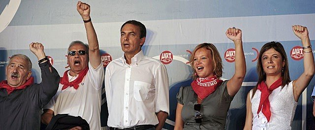 Imagen de Zapatero en Rodiezmo, junto a Leire Pajín y Bibiana Aído.