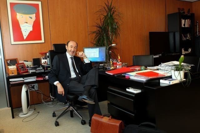 Rubalcaba en su despacho de Ferraz.