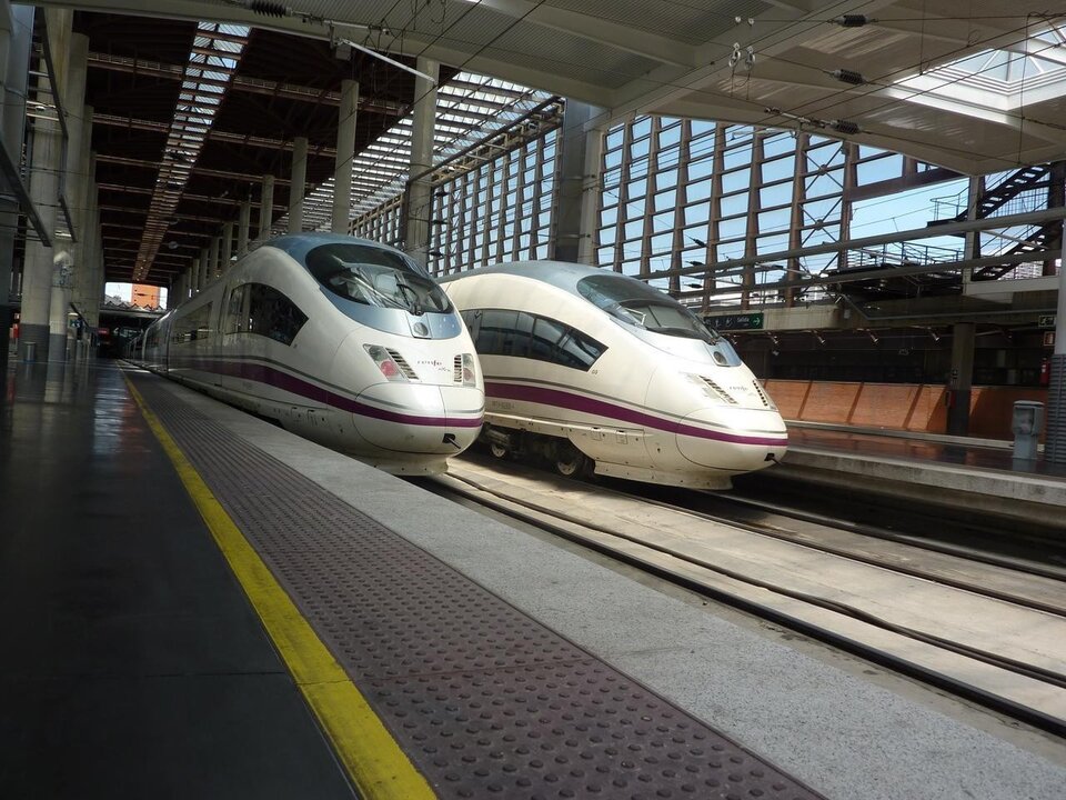 Trenes AVE en la estaci&oacute;n de Atocha.