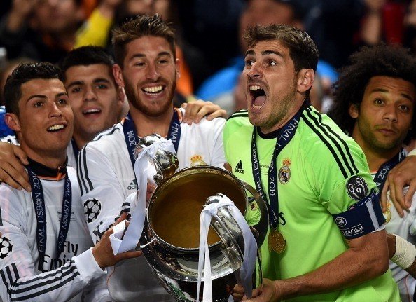 Iker Casillas levanta la Champions League.