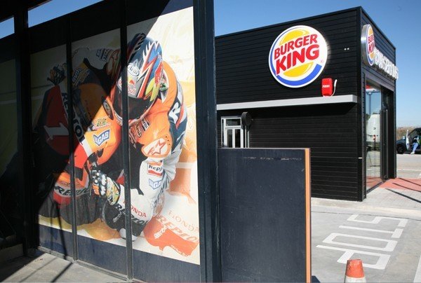 Establecimiento de Burger King en una gasolinera de Repsol.