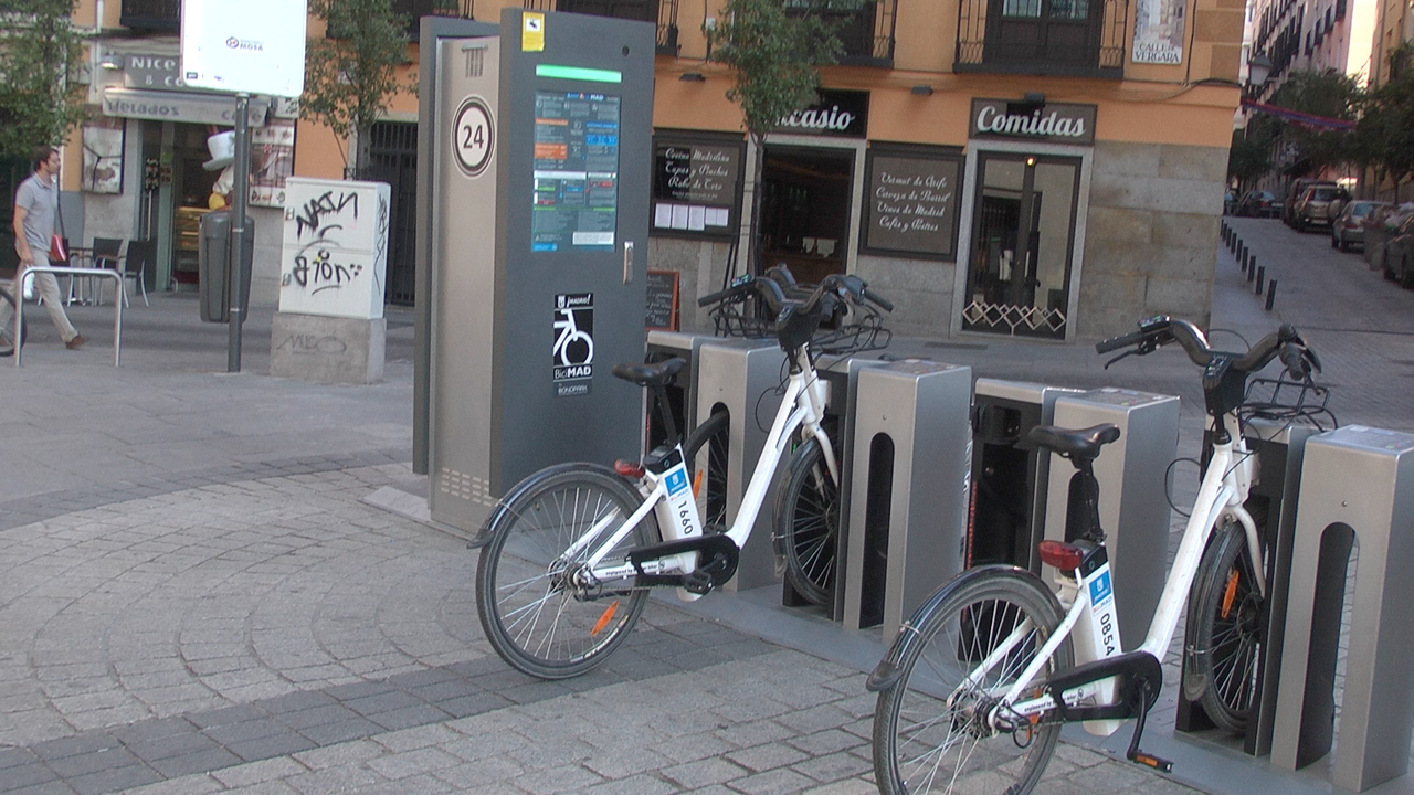 Aparcamiento de bicicletas eléctricas en Madrid.