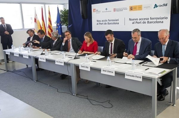 Ana Pastor, flanqueada por Mas y Vila, firma el acuerdo para construir un nuevo acceso al puerto de Barcelona.