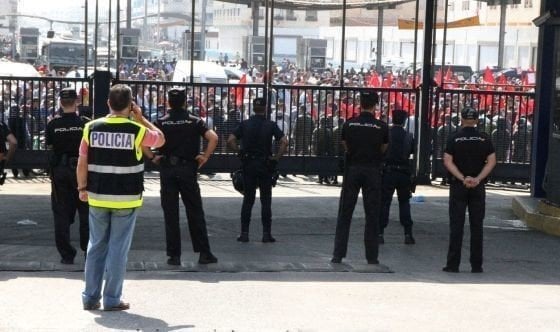 Policías nacionales en la frontera de Melilla.