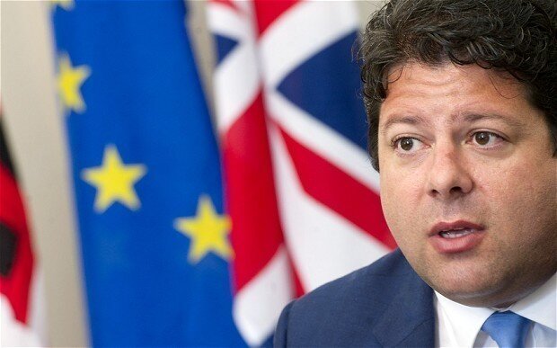 Fabian Picardo, con las banderas de Reino Unido y la UE.