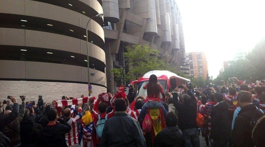 Aficionados del Atletico durante una de sus visitas al Bernabéu.