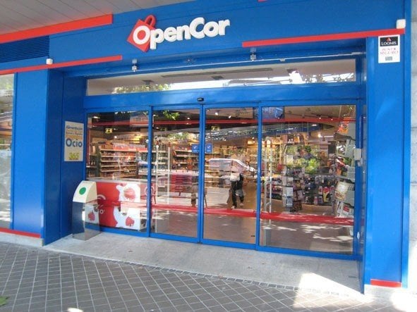 Imagen de la entrada a un establecimiento Opencor.
