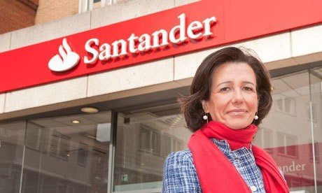 Ana Patricia Botín ante una oficina del Santander.