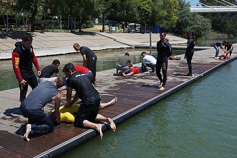 Miembros de la UME realizando ejercicios acuáticas.