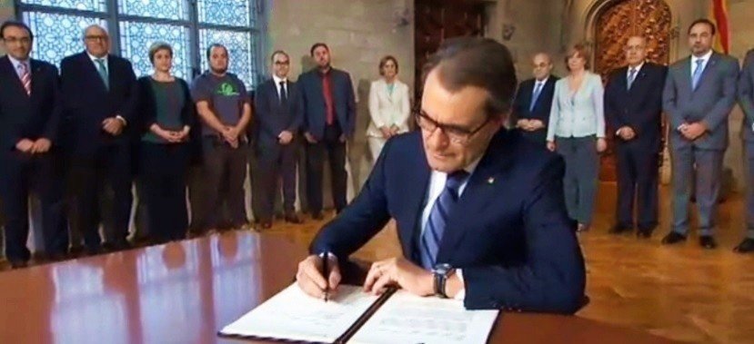 Artur Mas firma el decreto de convocatoria de la consulta del 9 de noviembre.