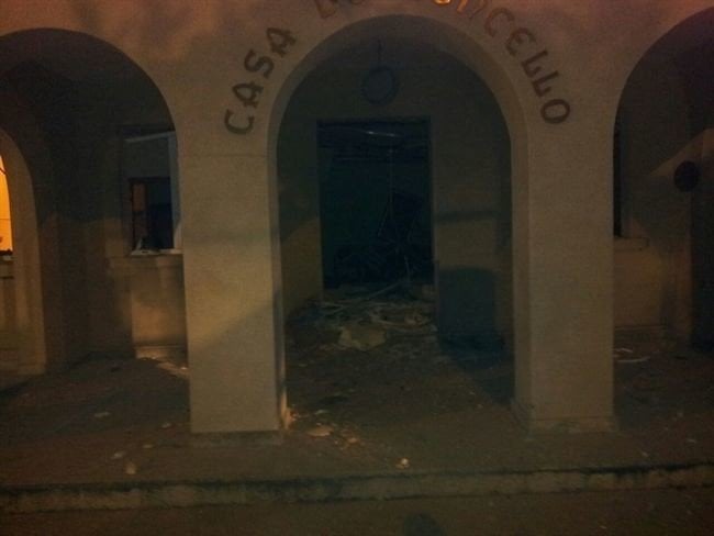Fachada del ayuntamiento de Baralla después del atentado.