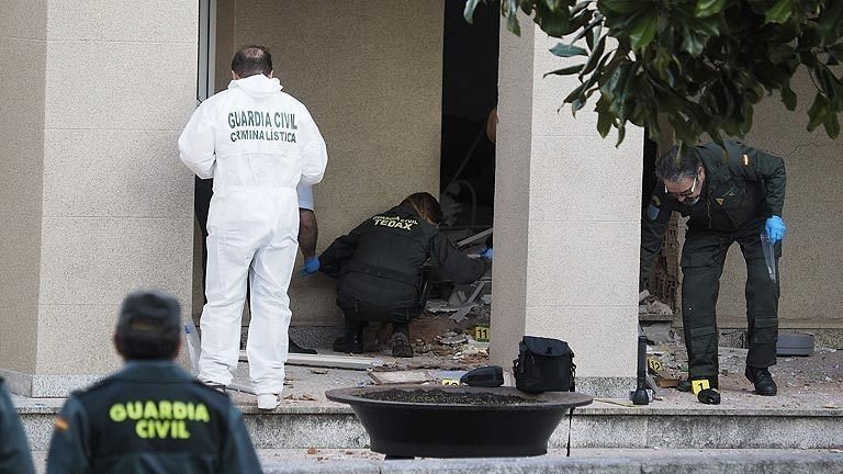 Los tedax analizan los restos del explosivo empleado por Resistencia Galega en Lugo.