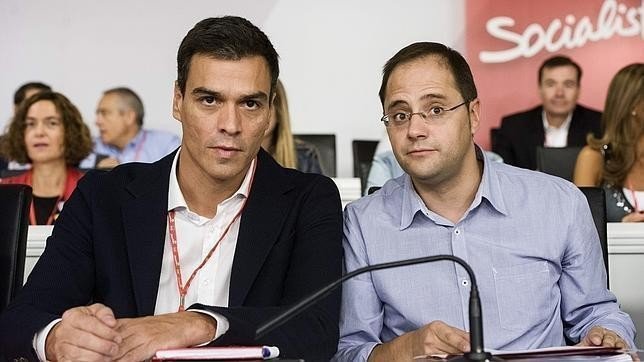 Pedro Sánchez y César Luena. 