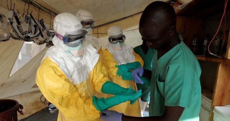 Medicos occidentales tratando a pacientes con Ébola en África.
