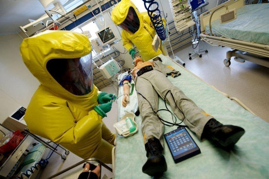Sanitarios militares estadounidenses practicando tratamientos contra el virus con un maniquí.