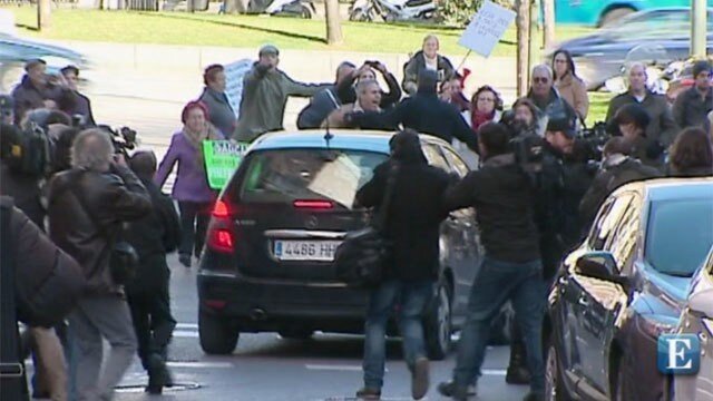 Los preferentistas lograron saltarse el cord&oacute;n policial y acorralar el coche de Miguel Blesa.