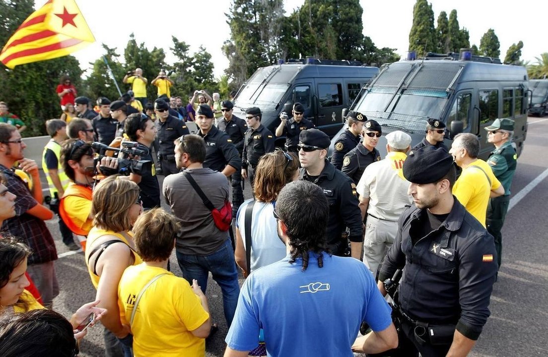 Agentes del GRS ante manifestantes independentistas en 2014.