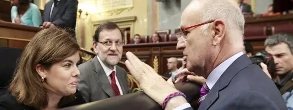 Sáenz de Santamaría y Duran Lleida conversan en el Congreso ante la atenta mirada de Rajoy.