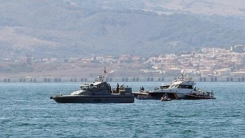 Lanchas de la Policía de Gibraltar y de la Guardia Civil.