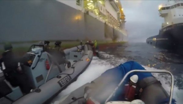Imagen del incidente entre Greenpeace y la Armada.