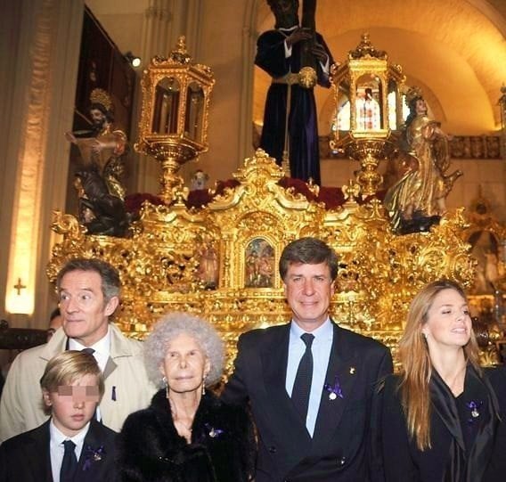 La duquesa de Alba con su familia junto al paso del Cristo de los Gitanos de Sevilla.