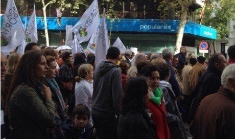 Manifestantes contra el aborto en la sede del PP.